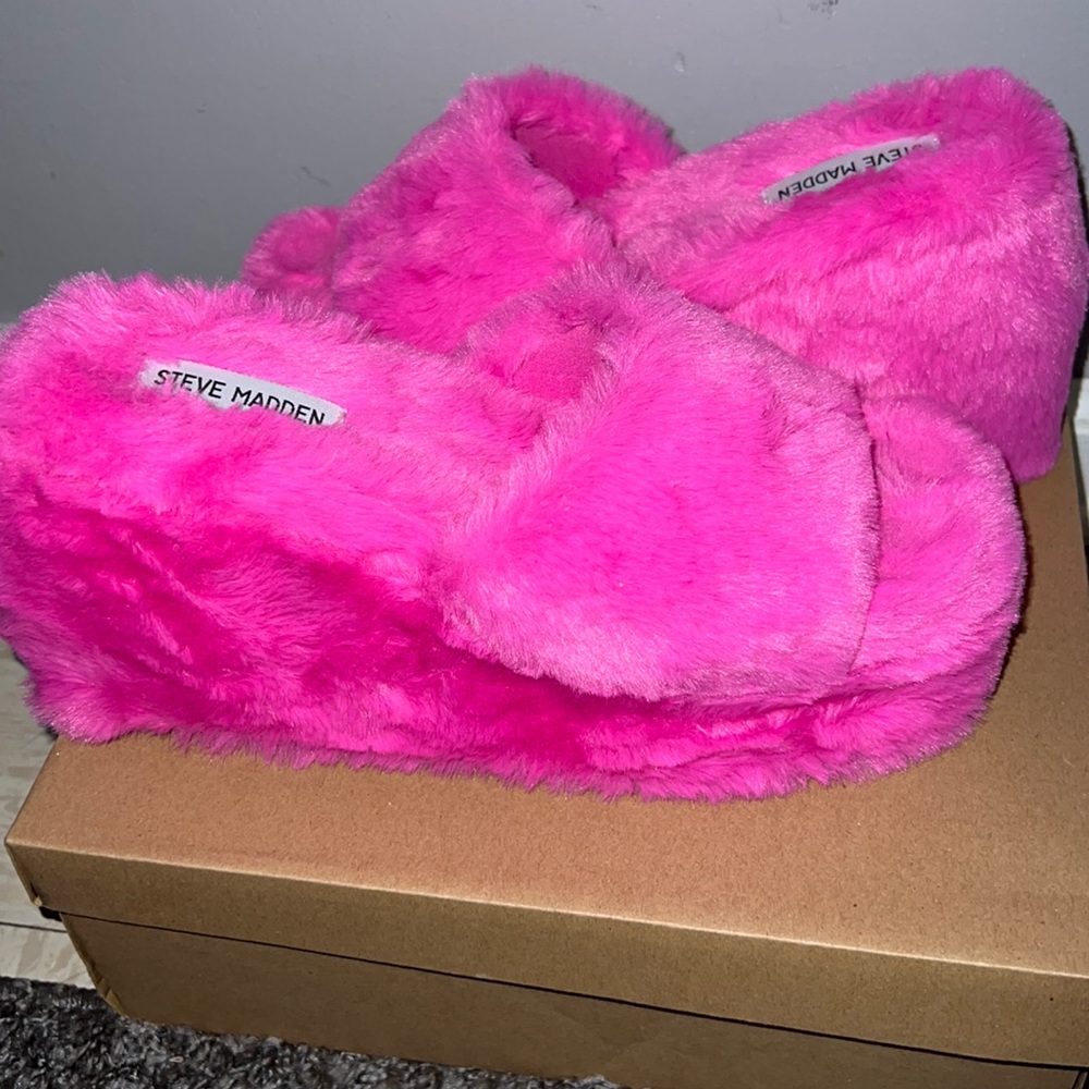 STEVE MADDEN- Pink Fur Platforms